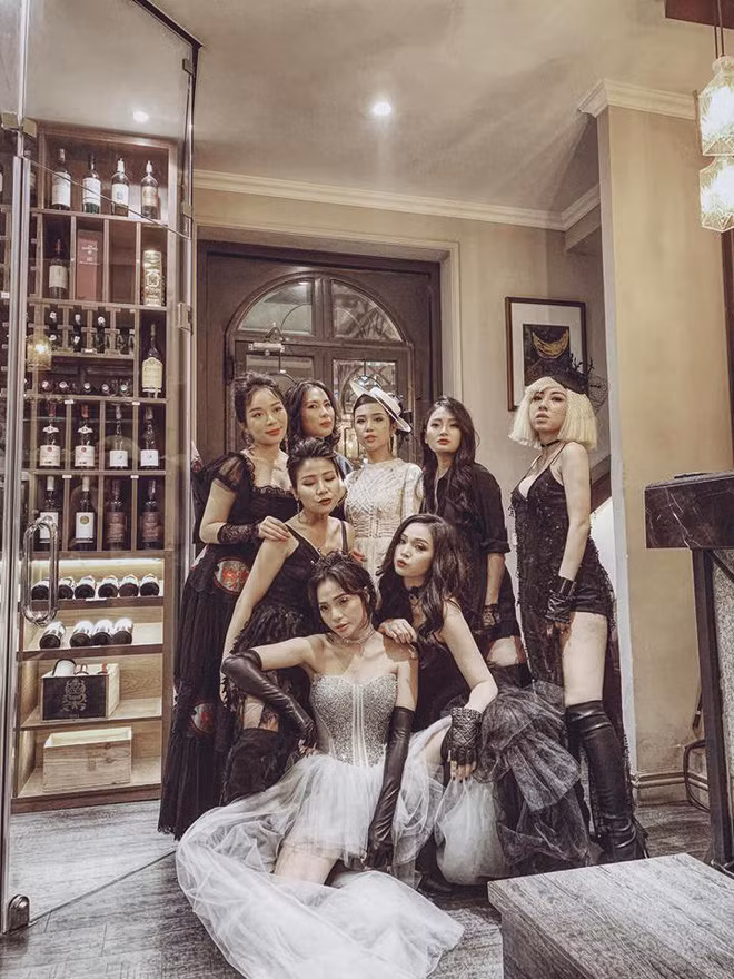 Nhóm hot mom này đều có kinh tế khá giả, có tình yêu đẹp, nhan sắc nổi bật và có cả hội bạn thân "chất lừ" thế này, chỉ nhìn thôi là dân tình đã ghen tỵ.