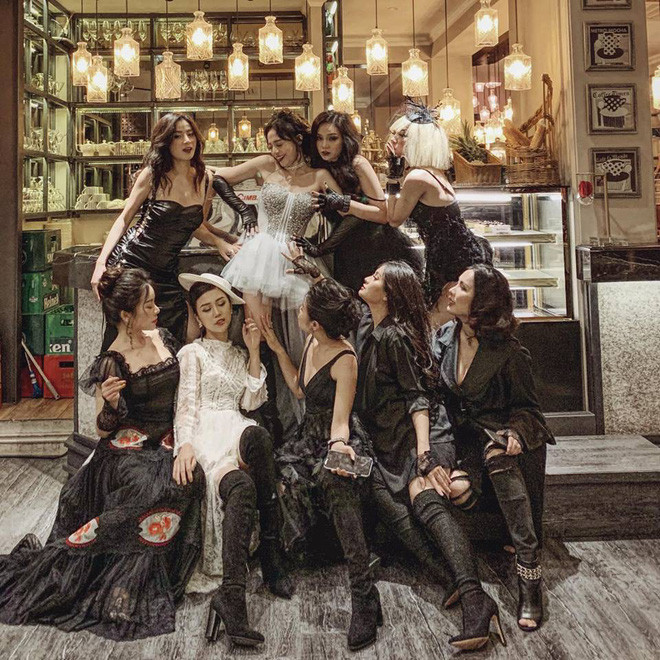 Dress code của buổi tiệc là màu đen, các dàn hot mom Việt đều ăn vận kỳ công, make up kỹ càng và điều đáng nói là ai cũng rất đẹp.