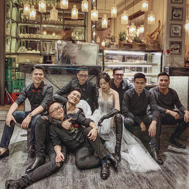 Hầu hết hội bạn của Ngọc Mon đều đã lập gia đình và theo con đường kinh doanh.