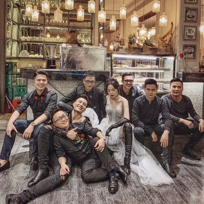 Hầu hết hội bạn của Ngọc Mon đều đã lập gia đình và theo con đường kinh doanh.