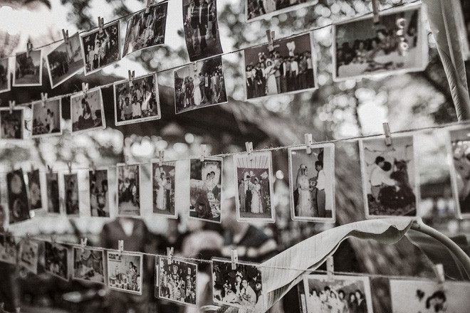 Nghe những bậc phụ huynh kể lại, các bạn trẻ sẽ gặp những điều vừa lạ vừa quen, những câu chuyện hết sức dung dị, đời thường, nhưng lại làm nên cả một câu chuyện trăm năm.