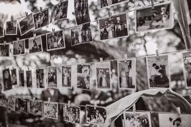 Nghe những bậc phụ huynh kể lại, các bạn trẻ sẽ gặp những điều vừa lạ vừa quen, những câu chuyện hết sức dung dị, đời thường, nhưng lại làm nên cả một câu chuyện trăm năm.