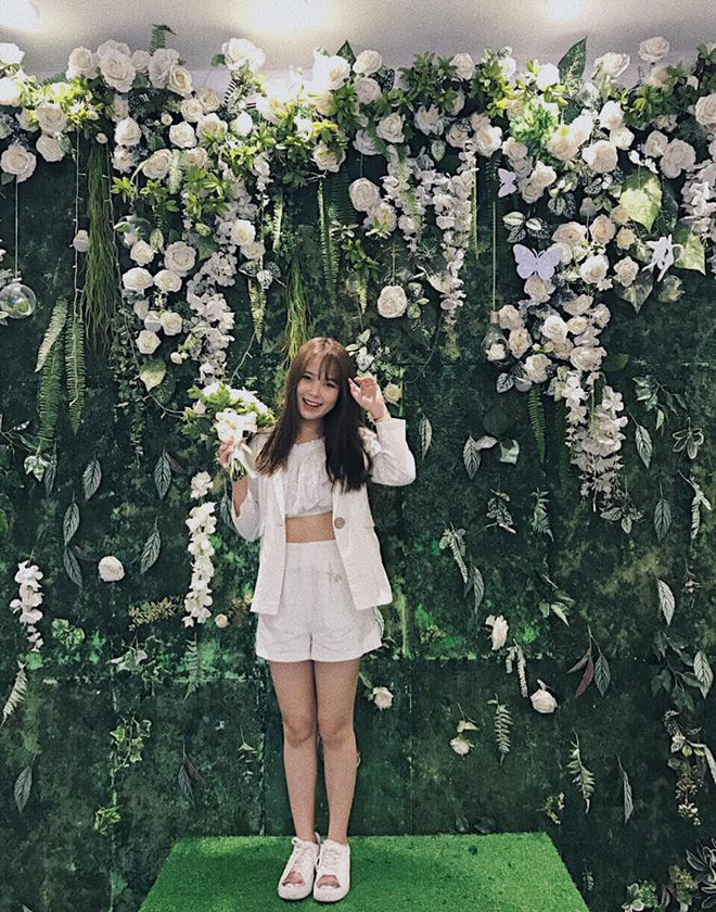 "Nấm lùn" di động ghi điểm với nụ cười tươi rói.