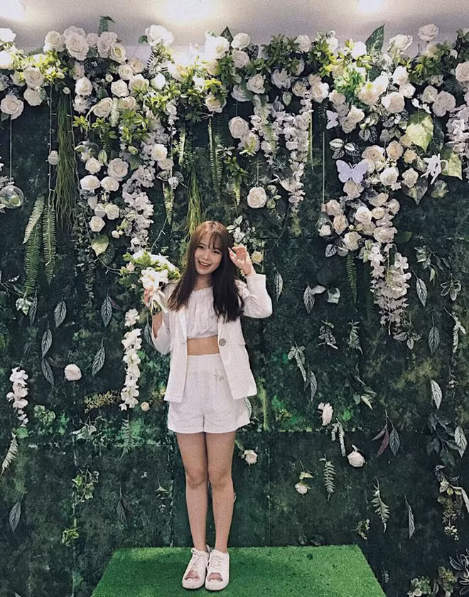 "Nấm lùn" di động ghi điểm với nụ cười tươi rói.