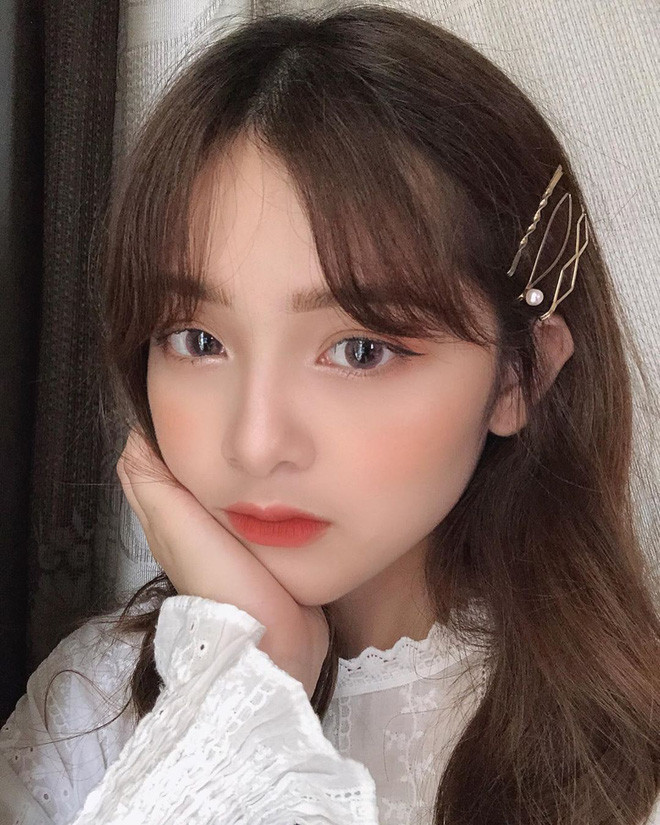 Nguyễn Thị Thu Hiền là nhân vật được nhiều người biết tới nhất trong hội bạn thân hot girl. Tài khoản @hienanh_99 với hơn 141k follower của cô bạn thường đăng tải những ảnh chụp outfit cực chất.