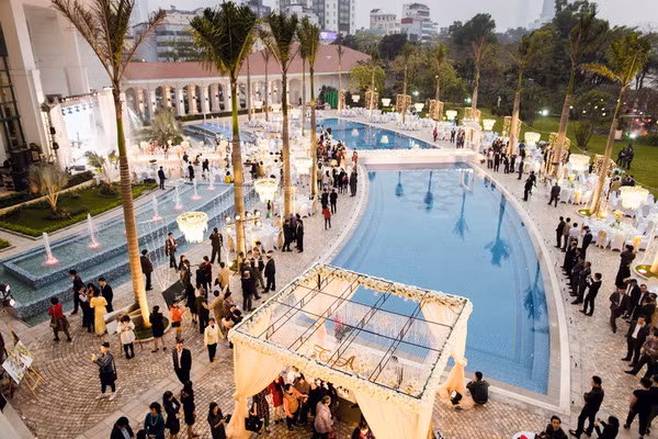 Được tổ chức tại một khách sạn 5 sao tại Hà Nội, khu vực diễn ra tiệc cưới bố trí xung quanh bể bơi sang trọng với điểm nhấn là sân khấu ngoài trời hoành tráng, hành lang trang trí hoa và pháo sáng.