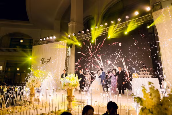 ngày 28/3 vừa qua tại một khách sạn 5 sao của Hà Nội, một đám cưới với 15.000 bông hoa tươi nhập khẩu đã được tổ chức. Với ý định dành tặng một sự bất ngờ cho người phụ nữ mình yêu thương, Tuấn Tú đã không quản vất vả để chuẩn bị một lễ cưới cổ tích, lộng lẫy dưới ánh nến lung linh và ngập tràn sắc hoa tươi.