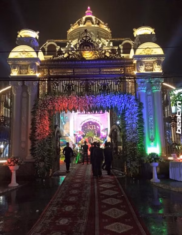 Trong đó, chi tiết khiến cộng đồng mạng phải xuýt xoa nhiều nhất là việc cô dâu được mẹ chồng hồi môn chiếc vương miện trị giá 100 cây vàng, trao tặng ngay trong lễ cưới. Chưa hết, nhà chú rể thậm chí còn mời cả ca sĩ Phan Đinh Tùng về biểu diễn, cùng 1 dàn nhạc biểu diễn cả ngày cho thực khách đến ăn mừng.