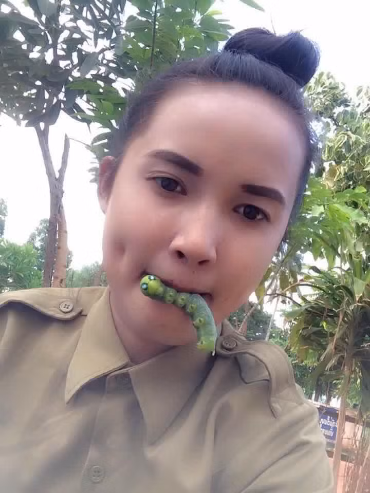 Thành viên có nickname Hoang Minh Hai chia sẻ rằng: "Không hiểu nghĩ sao nữa, nhìn con vật này đã thấy cần tránh xa rồi mà cô nàng trên còn dám dũng cảm dùng miệng để mân mê nó".