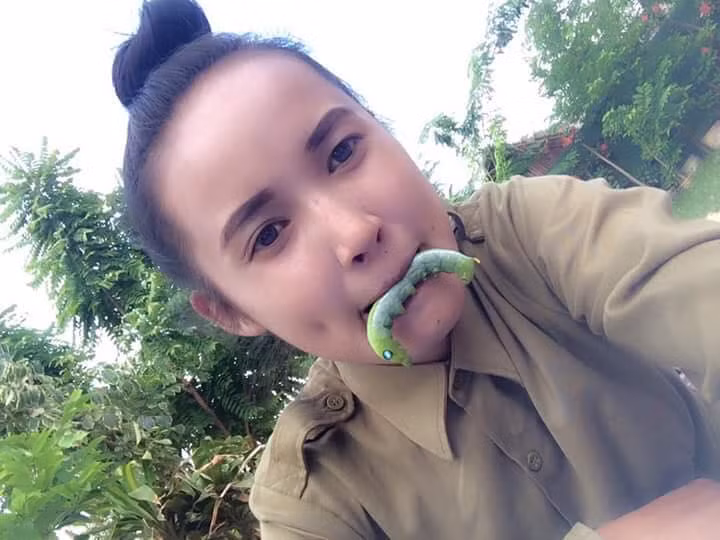 Những hình ảnh cô gái xinh đẹp nựng "quái vật trên mặt ban đầu được chia sẻ trên một Fanpage Facebook của Lào. Cư dân mạng cả Việt và Lào đang ráo riết truy lùng danh tính của cô nàng "to gan" này.