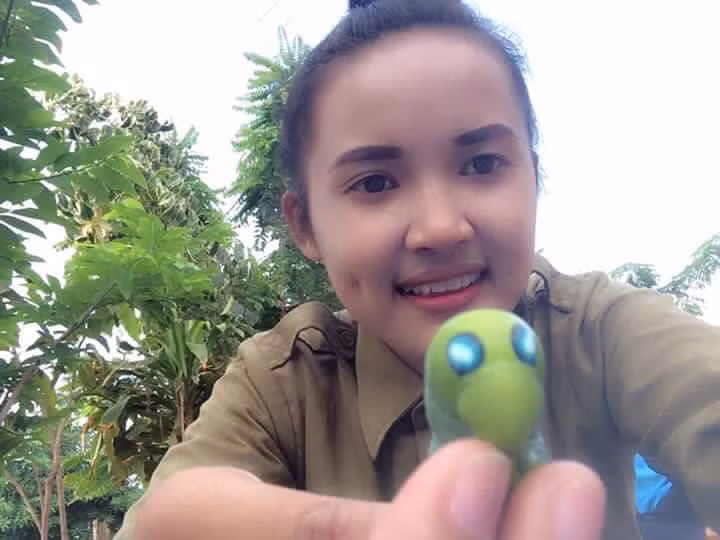 Trong khi các bạn trẻ thường chọn những con vật dễ thương như chó, mèo để làm thú cưng thì cô nàng trên lại chọn sâu rau làm bạn diễn thân thiết.