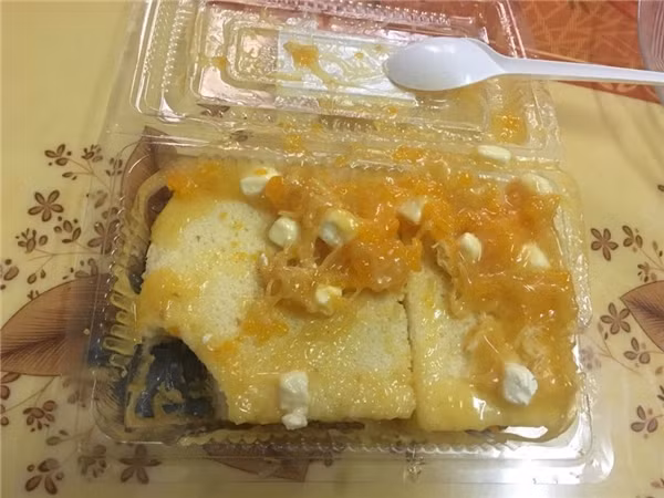 Cũng theo nhiều dân mạng bình luận, thực sự nhìn chiếc bánh thôi cũng khiến người đối diện không muốn thử rồi chứ đừng nói tới vị của nó có ngon hay không.