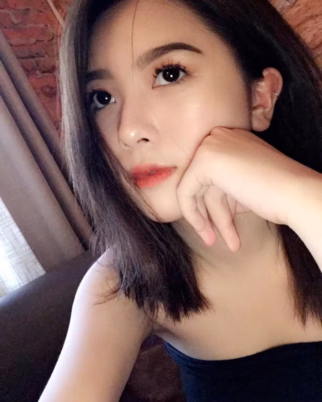 Mặc dù được rất nhiều người chú ý tới nhưng Tùng Linh lại sống rất khép kín, cô bạn này không thường xuyên đăng tải những bức ảnh của mình lên trên trang cá nhân và rất khó khăn để có được bức ảnh của cô bạn 10X trường THPT Marie Curie này.