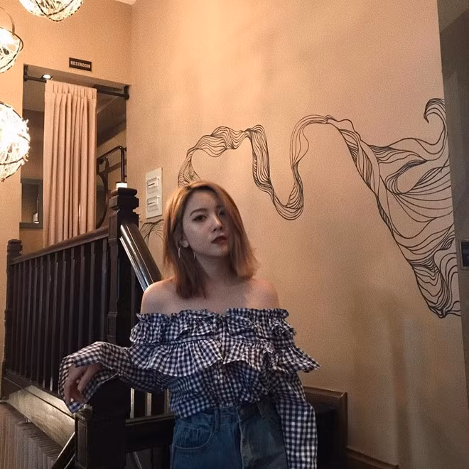 Sau khi những bức ảnh của Tùng Linh bất ngờ xuất hiện trên fanpage lớn dành cho giới trẻ, cô nàng này nhận được hơn trăm nghìn lượt yêu thích, cùng nhiều bình luận, chia sẻ.