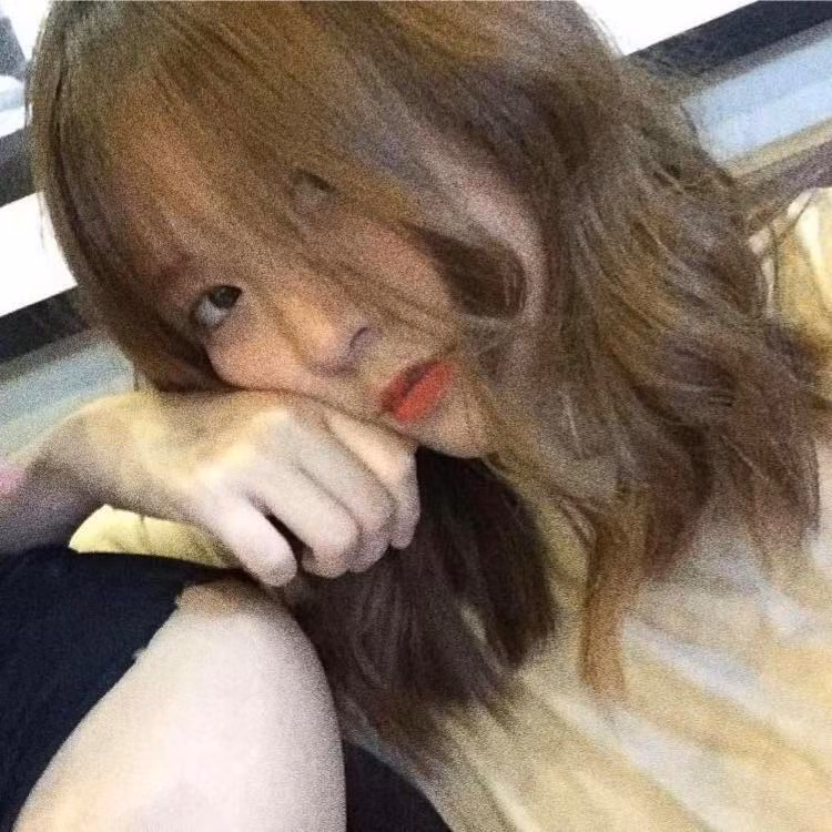 Là cô gái xinh đẹp, nổi bật ở trường, 10X thừa nhận mình được không ít chàng trai theo đuổi. Tuy nhiên, Tùng Linh tự nhận vẫn chưa có mối tình vắt vai và sẽ tập trung cho việc học hơn bao giờ hết.