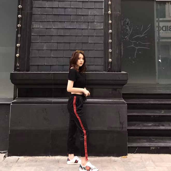 Nguyễn Kiều Tùng Linh hiện là học sinh lớp 12 trường THPT Marie Curie, Hà Nội. Vừa qua, cô bạn 10X Hà thành này được chú ý tới nhờ sở hữu thân hình được dân mạng ví như sao Hàn Quốc. Ảnh trong bài: Facebook nhân vật.