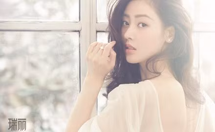 Dù diễn xuất chưa được đánh giá cao nhưng tên tuổi cô nàng vẫn lên như "diều gặp gió".