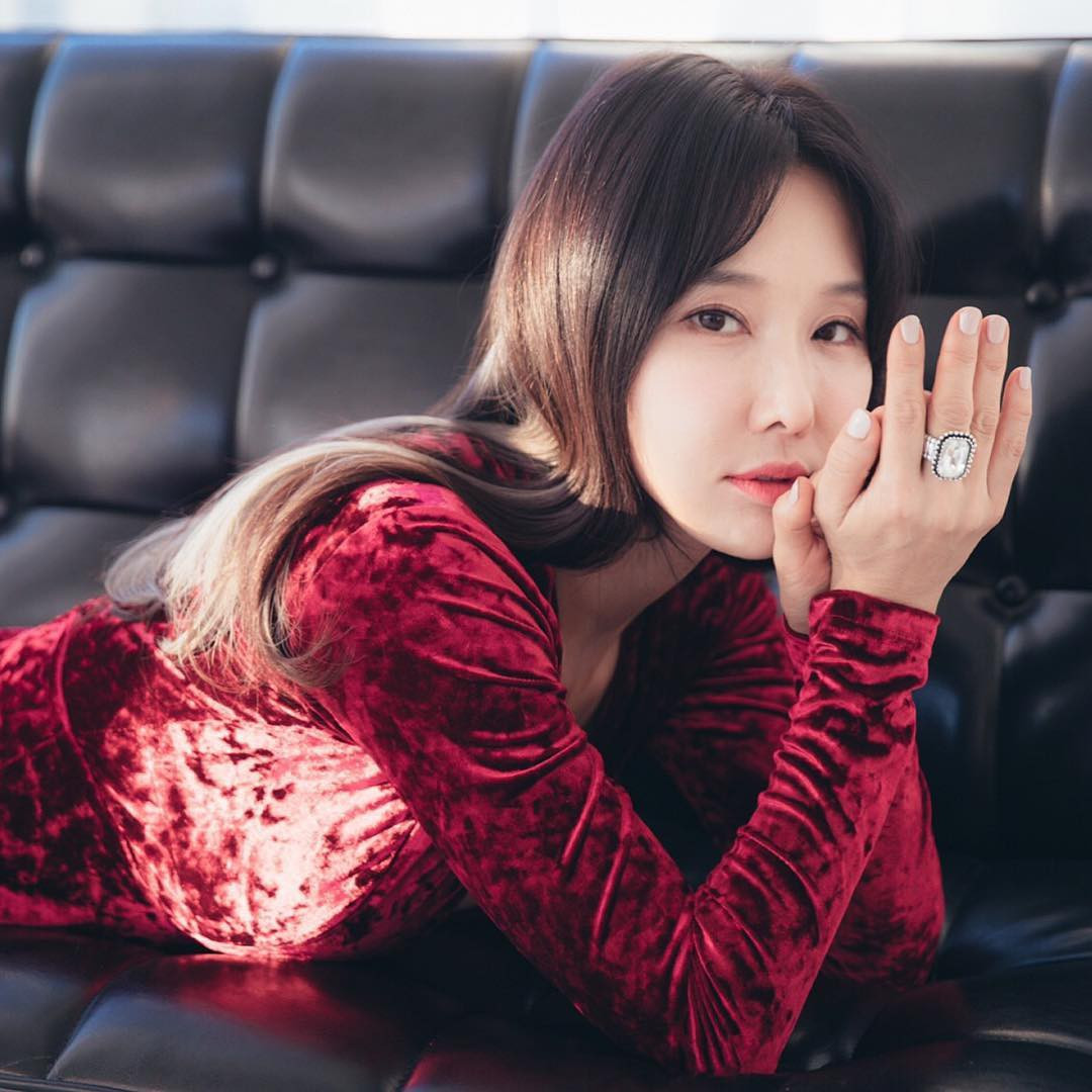 Tuy nhiên, nhiều người khi được biết tuổi thật của nữ nha sĩ Lee sẽ bất ngờ khi biết cô đã gần 50 tuổi.