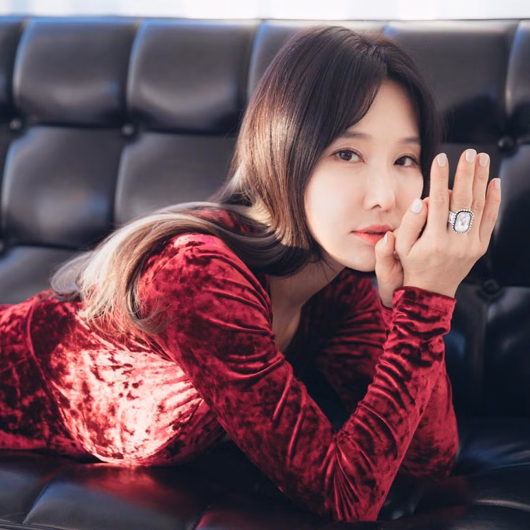 Tuy nhiên, nhiều người khi được biết tuổi thật của nữ nha sĩ Lee sẽ bất ngờ khi biết cô đã gần 50 tuổi.