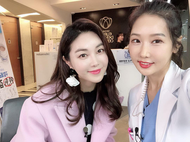 Cùng ngắm thêm những hình ảnh của nữ nha sĩ Hàn Quốc gây sốt vì nhan sắc tỷ lệ nghịch với tuổi.