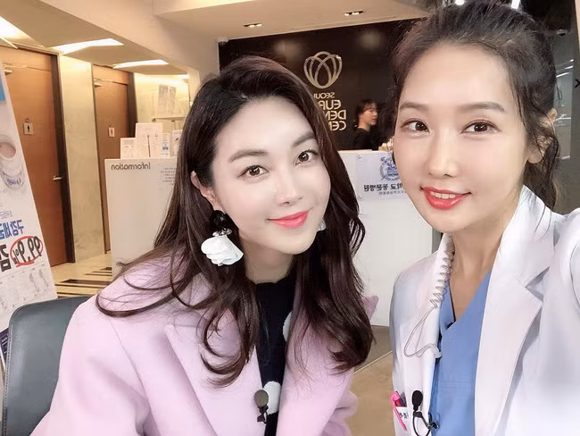 Cùng ngắm thêm những hình ảnh của nữ nha sĩ Hàn Quốc gây sốt vì nhan sắc tỷ lệ nghịch với tuổi.