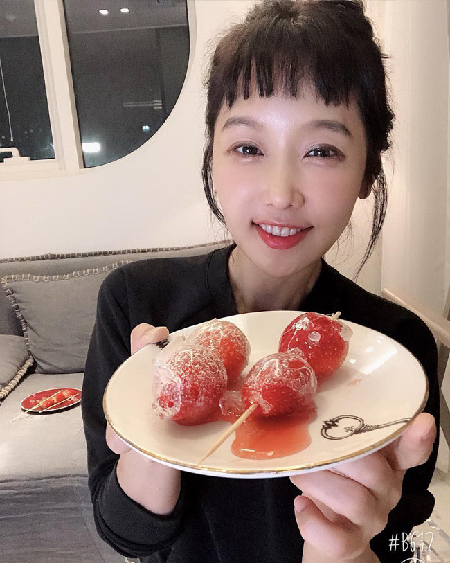 Sau khi biết tuổi thật của Lee, khán giả rất quan tâm đến bí quyết của cô để giữ gìn được nhan sắc trẻ trung như vậy.