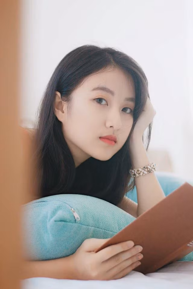 Ngay sau khi trở thành tâm điểm chú ý từ dân mạng, trang cá nhân của Việt Thương đã nhận được rất nhiều lời mời kết bạn và theo dõi. Chia sẻ về việc nhận được sự quan tâm đặc biệt của nhiều người, cô nàng 10X xinh đẹp này nói rằng cô không cảm thấy phiền và ảnh hưởng khi có quá nhiều người "nhòm ngó" đến cuộc sống cũng như học tập của mình.