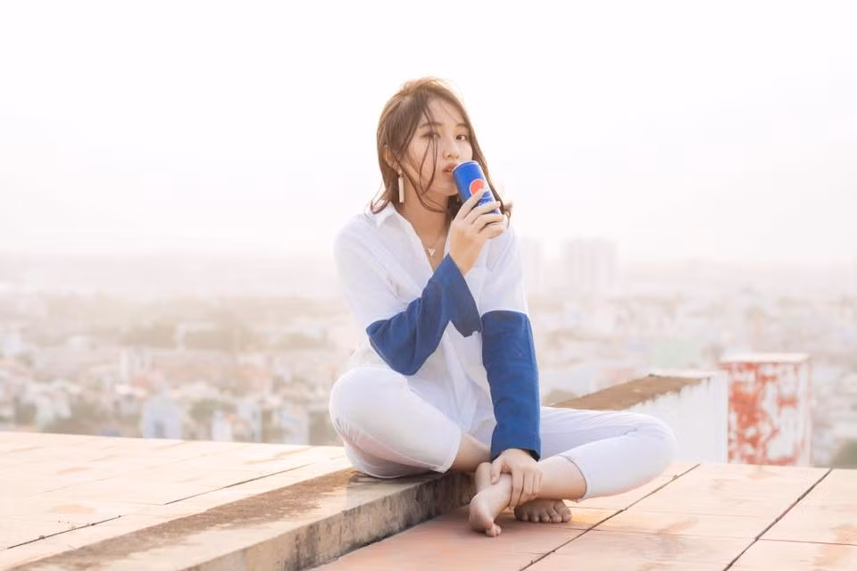 Phan Thị Việt Hương hay còn biết tới với biệt danh Regina Phan sinh năm 2001, hiện đang là học sinh trường THPT Tây Thạnh (TP HCM). Nữ sinh 10X này vừa qua trở thành chủ đề hot trong cộng đồng mạng khi tranh cãi về việc cô có phải con lai hay không.