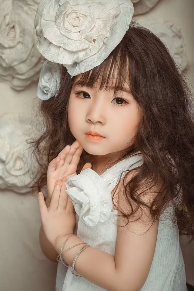 Chia sẻ về bộ ảnh mới của San San, Chị Nguyễn Thảo (mẹ bé San San) cho biết thêm: “Con gái rất thích chụp ảnh, vì vậy mọi dáng điệu bé đều dễ dàng thực hiện. Bé vừa chụp vừa chơi, nên những hình ảnh mà thợ ảnh bấm máy, tất cả đều tự nhiên”. Ảnh sử dụng trong bài: Ngô Xuân Mạnh