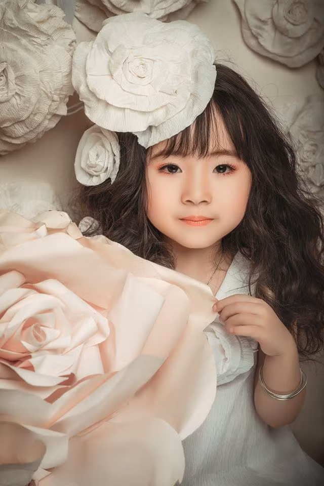 Sau khi ngắm nhìn bộ ảnh này, nhiều người nhận xét rằng mặc dù nhỏ tuổi nhưng San San đã có cách diễn khá chuyên nghiệp và trong tương lai có thể là một người mẫu ảnh sáng giá.