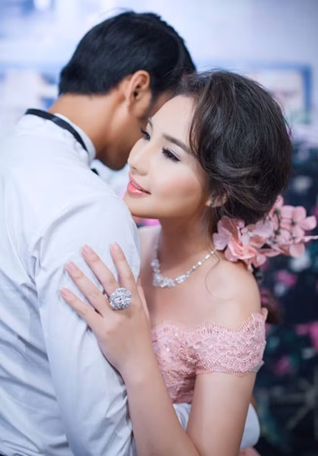 Hơn thế, cô còn vô cùng mạnh mẽ, là hậu phương vững chắc cho chồng mình. Bởi chỉ sau 4 tháng hôn nhân, Duy Nhân phát hiện bản thân bị ung thư.