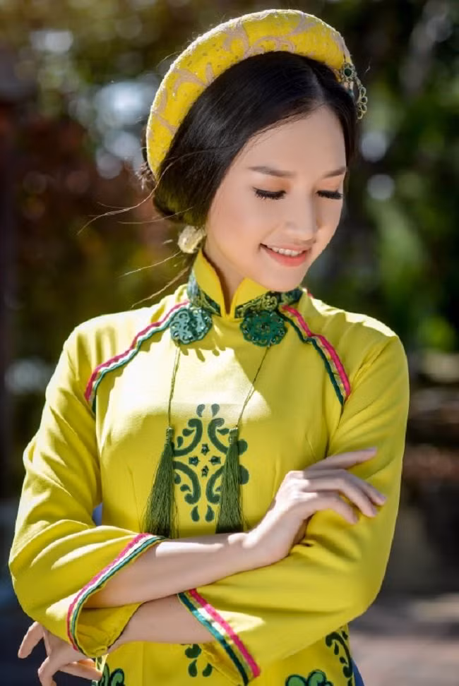 Cô nàng sở hữu làn da sáng mịn, các đường nét trên gương mặt thanh tú, nhẹ nhàng như tính cách dịu hiền của người con gái Huế.