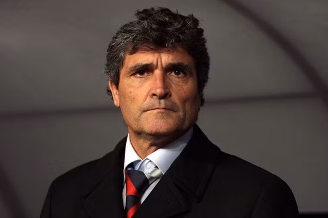 Juande Ramos không phải cái tên quá xa lạ với bóng đá Anh. Nhà ầm quân 61 tuổi chuyển sang dẫn dắt Tottenham trong giai đoạn 10/2007-10/2008 nhưng không thành công. Sau quãng thời gian 5 năm thử sức tại môi trường bóng đá Đông Âu (Nga và Ukraine), Ramos hiện thất nghiệp do không gia hạn hợp đồng với Dnipro cuối mùa giải 2013 - 2014.