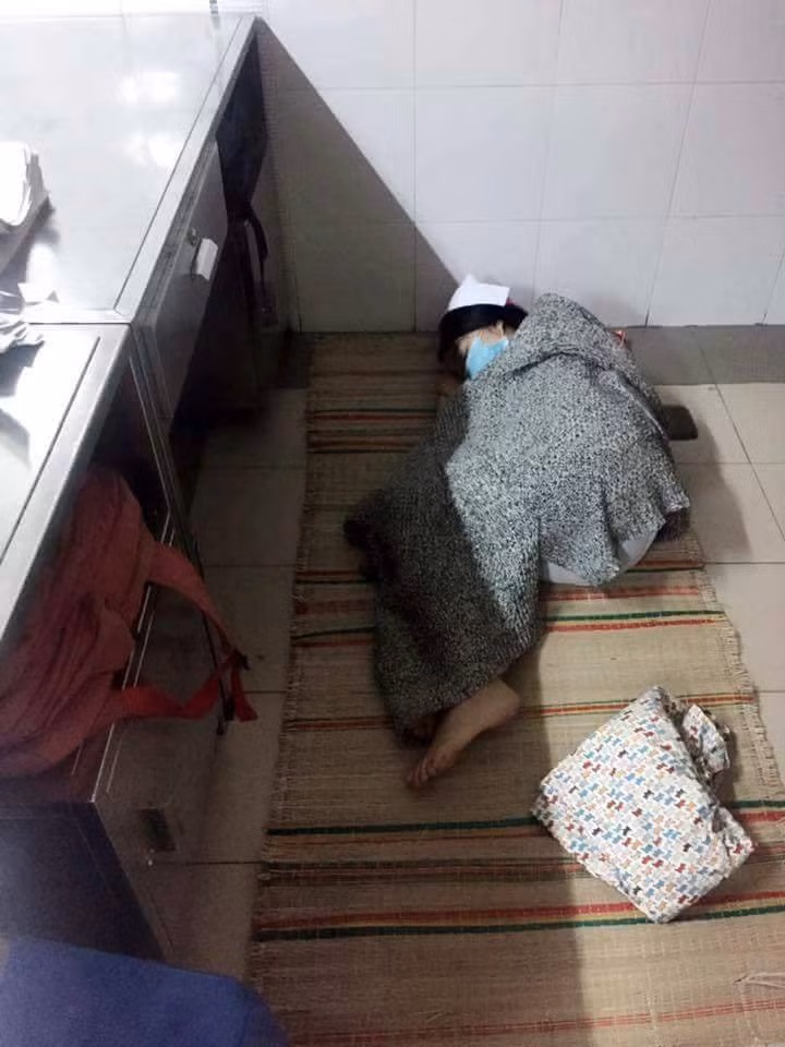 Có lẽ nếu nói suông thì nhiều người vẫn không hiểu sự vất vả của những người làm Y tế, vì vậy mà mới đây, bộ ảnh "giấc ngủ của sinh viên ngành Y" được đăng tải lên trên mạng xã hội đã phần nào truyền tải được nỗi cực nhọc đó.