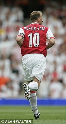 Cùng với Thierry Henry và Patrick Vieira, Dennis Bergkamp chính là nhân tố quan trọng trong thành công của Pháo thủ thời điểm đó.