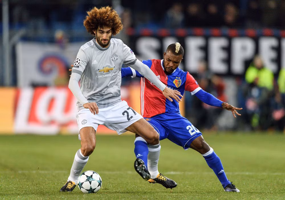 PSG đưa lời mời Fellaini: Tương lai của Fellaini với M.U vẫn đang là một dấu hỏi, dù HLV Mourinho liên tục thúc ép BLĐ CLB phải sớm gia hạn hợp đồng với học trò cưng của mình. Vài tuần gần đây, Fellaini nhận được rất nhiều lời đề nghị từ các CLB từ khắp châu Âu, trong đó có PSG.