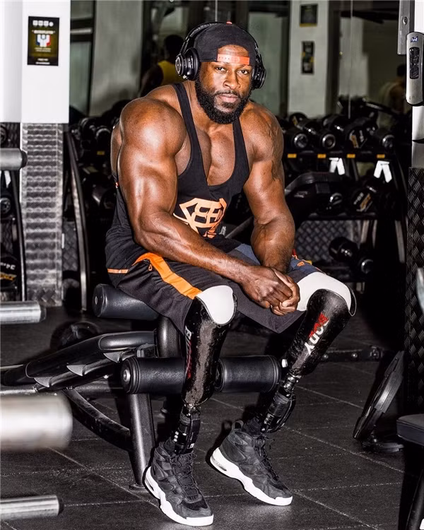 Tuy nhiên, đôi chân giả không khiến Edgard tự ti về bản thân so với bạn bè cùng trang lứa dù bị chúng trêu chọc rất nhiều. Rời trường trung học tại Guiana, Edgard tiếp tục học đại học tại Pháp và cũng chính ở đất nước của sự thơ mộng này, cậu bé tàn tật ngày nào đã viết nên trang sử mới cho cuộc đời mình với định hướng trở thành HLV thể hình với đôi chân nhân tạo.