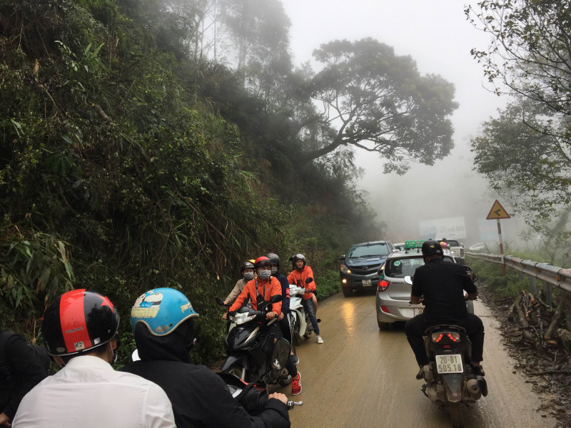 Trên các trang mạng xã hội, sáng ngày 29/4 bất chấp đường trơn trượt, dòng xe cộ vẫn nối đuôi nhau lên Khu du lịch Tam Đảo. Theo ghi nhận của nhiều phóng viên có mặt tại địa điểm này trong dịp nghỉ lễ 30/4 - 1/5, đường lên Thị trấn Tam Đảo (Vĩnh Phúc) ùn tắc cục bộ.