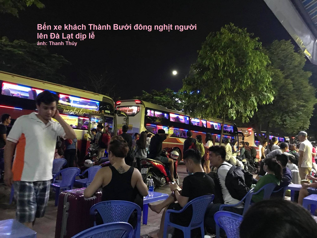 Bức ảnh được ghi nhận tại bến xe khách của Thành Bưởi khi dòng người chờ đến chuyến để lên Đà Lạt du lịch.