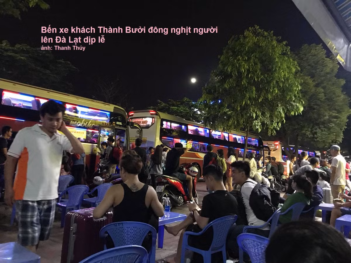 Bức ảnh được ghi nhận tại bến xe khách của Thành Bưởi khi dòng người chờ đến chuyến để lên Đà Lạt du lịch.