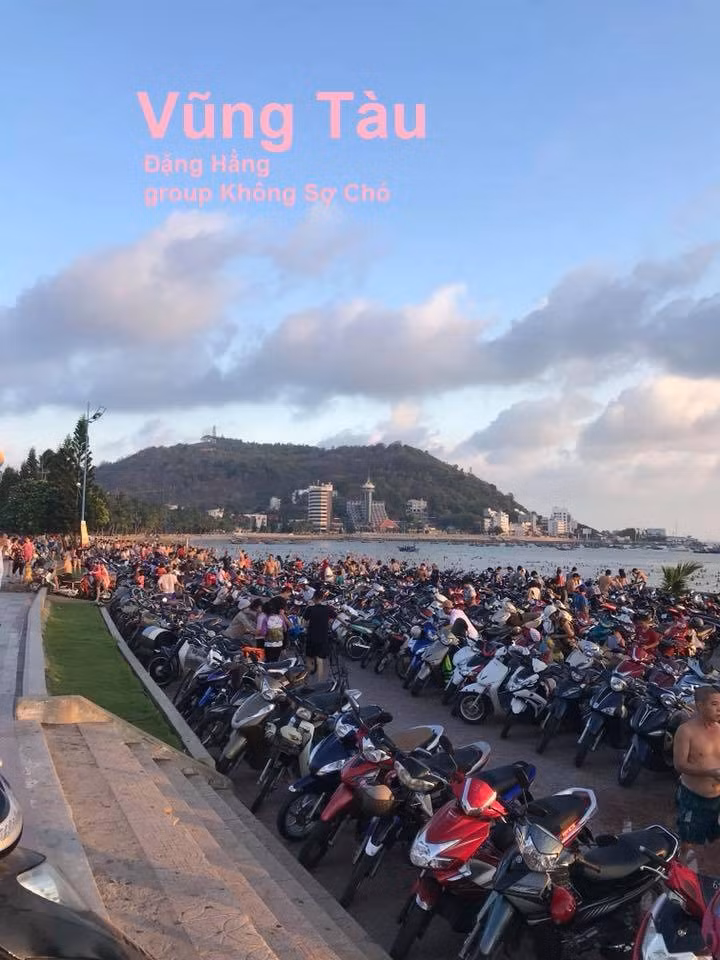 Còn nickname Vũ Hải Quân (Cầu Giấy, Hà Nội) cập nhật tình hình trên fanpage Oto Fun nhận xét: "Tôi phải mất hơn một tiếng đồng hồ để lên đến đây. Không nghĩ rằng đường lên trên này lại trơn và nguy hiểm như vậy.