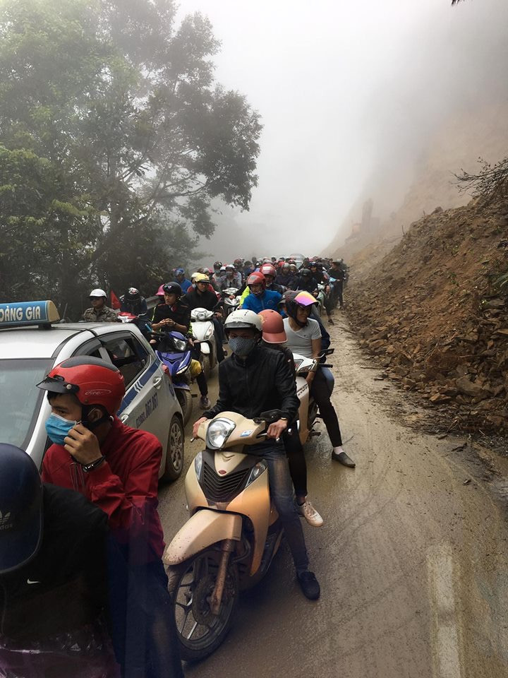 Mỗi dịp nghỉ lễ dài ngày, nhiều người lại đổ dồn về những địa điểm du lịch nổi tiếng trên khắp cả nước và dịp nghỉ lễ 30/4 - 1/5 cũng không phải là ngoại lệ. Dù chỉ là ngày nghỉ thứ 2 trong dịp nghỉ 4 ngày nhưng tình hình tắc nghẽn, ùn ứ tại các nơi du lịch đã được cộng đồng mạng cập nhật.