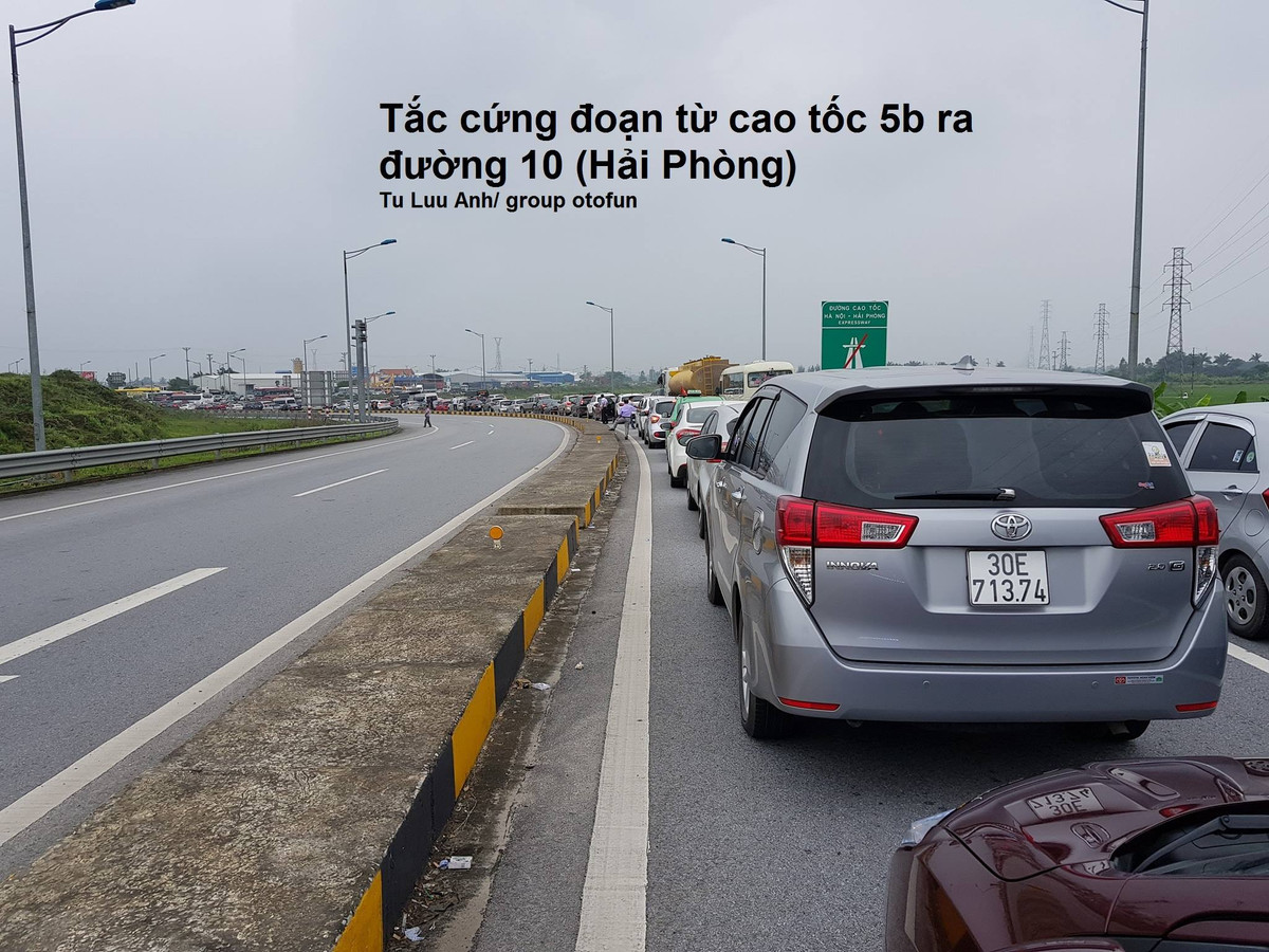 Cao tốc 5B mới Hải Phòng tắc nghẽn dài hàng kilomet.