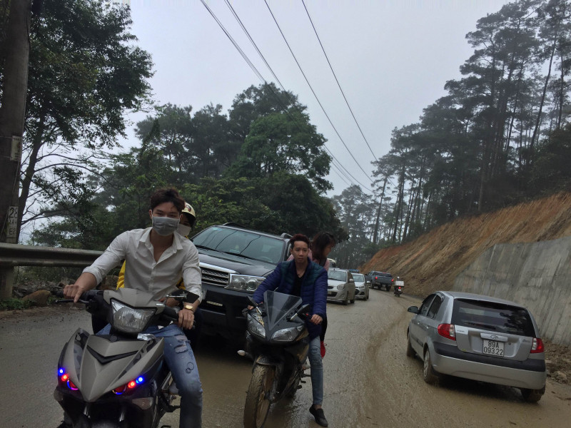 Riêng đoạn từ chân núi lên tới trung tâm của thị trấn có chiều dài khoảng 16 km, nhưng nhiều phương tiện phải mất thời gian di chuyển trung bình 1 tiếng rưỡi.