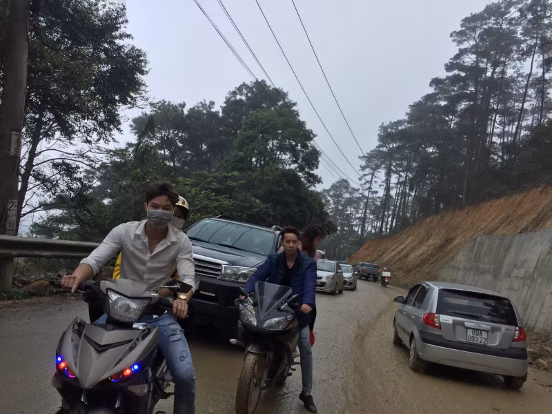 Riêng đoạn từ chân núi lên tới trung tâm của thị trấn có chiều dài khoảng 16 km, nhưng nhiều phương tiện phải mất thời gian di chuyển trung bình 1 tiếng rưỡi.