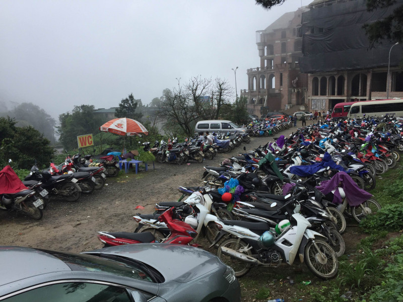 Tại nhiều đoạn, các phương tiện phải đứng chôn chân trên đoạn đường đèo dốc. Cộng thêm thời tiết mưa nhỏ, lại đang trong thời gian mở rộng khiến cung đường lên Tam Đảo càng thêm trơn trượt. Các phương tiện phải di chuyển với tốc độ chậm, trung bình từ 5-10 km/h.