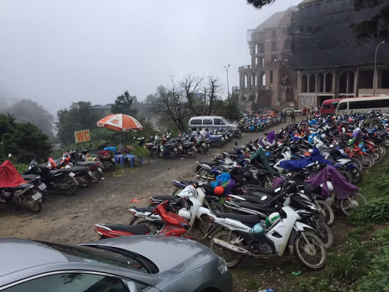 Tại nhiều đoạn, các phương tiện phải đứng chôn chân trên đoạn đường đèo dốc. Cộng thêm thời tiết mưa nhỏ, lại đang trong thời gian mở rộng khiến cung đường lên Tam Đảo càng thêm trơn trượt. Các phương tiện phải di chuyển với tốc độ chậm, trung bình từ 5-10 km/h.