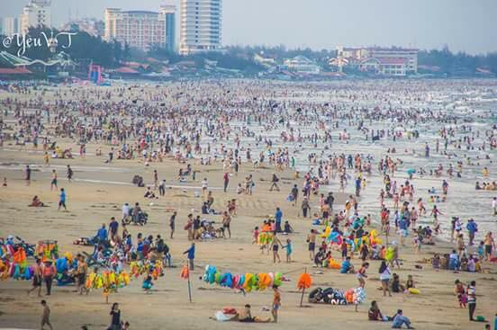 Bãi biển Sầm Sơn đông nghịt người.