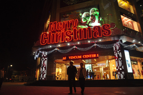 Ngoài việc trang trí lộng lẫy để đón chào Noel, TTTM Vincom Bà Triệu còn có nhiều hoạt động như ông già Noel, công chúa Tuyết biểu diễn xiếc đầy vui nhộn và sẽ được nhận quà từ họ trên mỗi tầng của tòa nhà. Bốn phía của tòa tháp này đều trang hoàng cực kỳ lộng lẫy, với biển đèn LED sáng trưng, một “con đường tuyết” được dựng lên bằng ánh sáng xanh mờ ảo, những cỗ xe tuần lộc và ông già Noel.