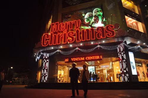 Ngoài việc trang trí lộng lẫy để đón chào Noel, TTTM Vincom Bà Triệu còn có nhiều hoạt động như ông già Noel, công chúa Tuyết biểu diễn xiếc đầy vui nhộn và sẽ được nhận quà từ họ trên mỗi tầng của tòa nhà. Bốn phía của tòa tháp này đều trang hoàng cực kỳ lộng lẫy, với biển đèn LED sáng trưng, một “con đường tuyết” được dựng lên bằng ánh sáng xanh mờ ảo, những cỗ xe tuần lộc và ông già Noel.